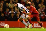 Udinese's Italian defender Maurizio Domizzi (L) vies with Liverpool's Uruguayan forward Luis Suárez